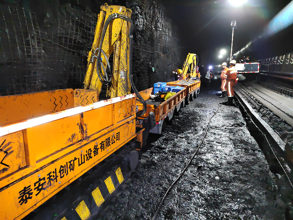 รถขนส่งตีนตะขาบใต้ดิน รถขนส่งตีนตะขาบใต้ดิน