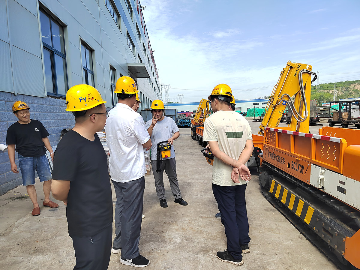 รถขนส่งตีนตะขาบใต้ดิน รถขนส่งตีนตะขาบใต้ดิน